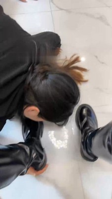 【欣女王】肉丝舔脚插嘴 YC-220814-5