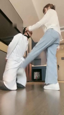 图片[4]_【辣妈】小白鞋碾压-骑马踢裆/舔地上浓痰/腿绞掐脖窒息_HD绳艺资源