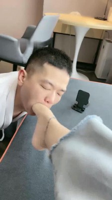 图片[11]_【辣妈】小白鞋碾压-骑马踢裆/舔地上浓痰/腿绞掐脖窒息_HD绳艺资源