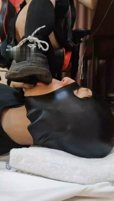 【惑心】臭袜窒息踹裆踩喉咙