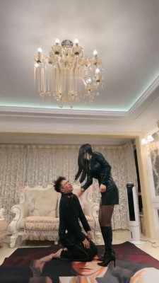 【萝莉酱】JK学生三小主白丝裸足群踩贱狗臭丝脚裸足跳踩臭袜子塞嘴 YC-220818-6