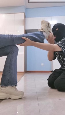 图片[2]_【紫琳女神】运动鞋踩踏/数据线抽/封嘴/全包窒息_HD绳艺资源