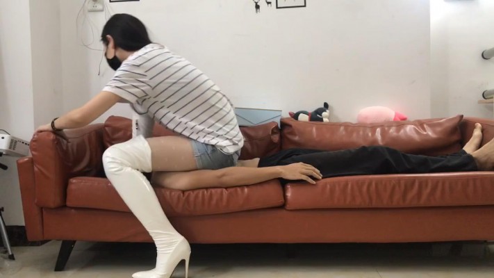 图片[2]_邻家风小鱼姐姐白丝高跟靴子全体重踩绳艺学员上集_HD绳艺资源