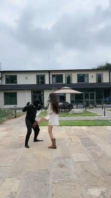 图片[2]_【沅芷大人】户外虐枷锁狗-踢裆/靴碾/踩头_HD绳艺资源