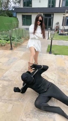 图片[3]_【沅芷大人】户外虐枷锁狗-踢裆/靴碾/踩头_HD绳艺资源