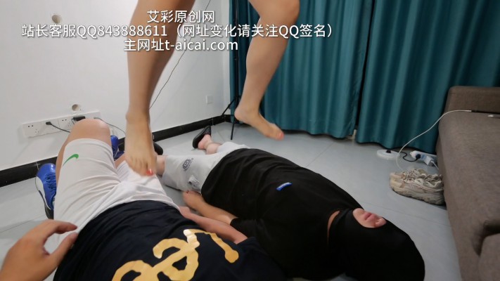 图片[8]_女神把两个奴才当地板在身上来回跳助跑跳，边给脏臭棉袜除臭边用嘴洗脚_HD绳艺资源