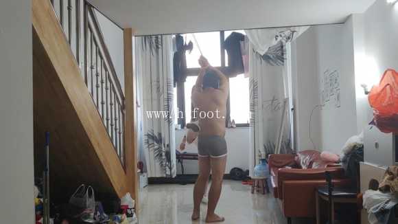色魔前任吊绑双手任由小鱼女神低帮匡威踢裆_HD绳艺资源