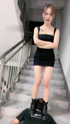 图片[5]_【盖洛】陪酒小妹楼道遛狗/脚下喂食/短靴踩踏 B2156_HD绳艺资源