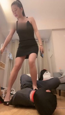 图片[7]_【猫咪大大】超大杯圣水/高跟踩踏/口水耳光舔裸足鞋底/_HD绳艺资源