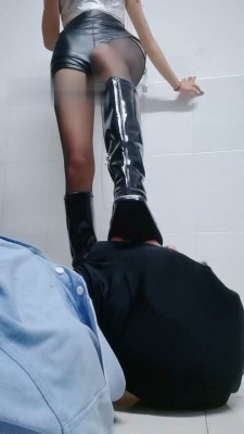 图片[6]_【美娜格格】黑丝长靴诱惑调-转胯/舔喝刷鞋水_HD绳艺资源