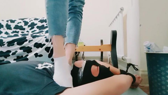 图片[6]_【萤火大大】白棉袜全体重踩踏/腿绞/闻鞋窝【完整版】_HD绳艺资源