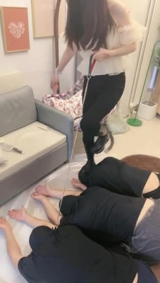 图片[3]_【槿一】一主VS三奴-跪拜闻舔袜脚/踩跺狗爪/踩踏【完整版】_HD绳艺资源