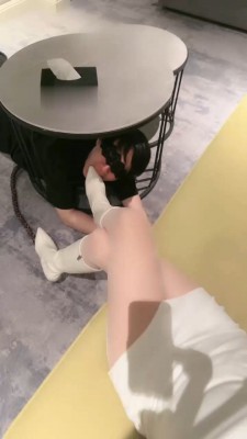 图片[6]_【简一】车模S-桌底舔脏鞋/长靴全体重踩踏_HD绳艺资源