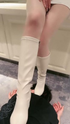 图片[9]_【简一】车模S-桌底舔脏鞋/长靴全体重踩踏_HD绳艺资源