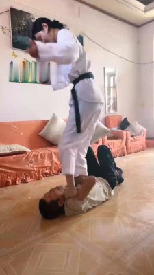 图片[4]_【孤傲女帝】爆踹狗头/各种腿绞/脚耳光/脚踩窒息_HD绳艺资源