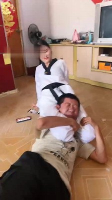 图片[8]_【孤傲女帝】爆踹狗头/各种腿绞/脚耳光/脚踩窒息_HD绳艺资源