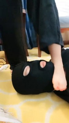 【国产高清】家奴睡醒后的调教舔鞋羞辱吐口水喂食遛狗 bf18303