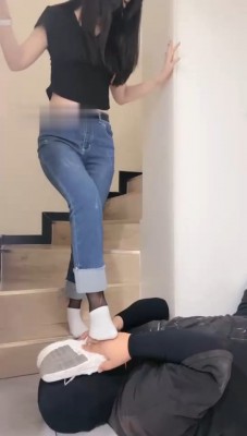 图片[4]_【槿一】牛仔裤黑丝白袜运动鞋-全体重踩踏_HD绳艺资源