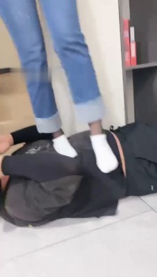 图片[9]_【槿一】牛仔裤黑丝白袜运动鞋-全体重踩踏_HD绳艺资源