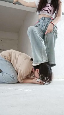【00后蕬小乃】双人臭脚戏谑女M YC-220922-3