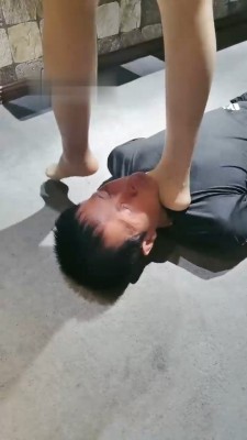 图片[2]_【魔鬼天使】爆踩脖子/深喉/脚耳光_HD绳艺资源