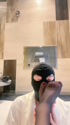 图片[2]_【琪琪大人】黑丝美腿浴缸诱惑-手掐窒息_HD绳艺资源