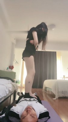小娅女神全体重踩踏 YC-220925-2
