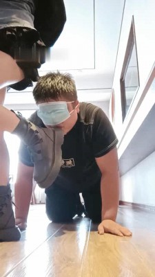 【爱可呀】学生主马丁靴胯下辱-骑脖子/踩踏吸味/浓痰深喉_HD绳艺资源