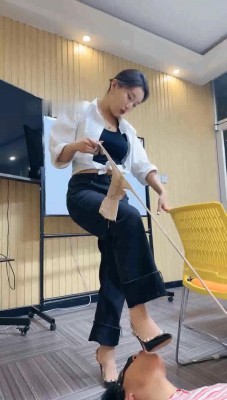 【潘妮绳艺导师】开发办公室新痰盂-高跟插嘴/钻胯坐垫【完整版】_HD绳艺资源