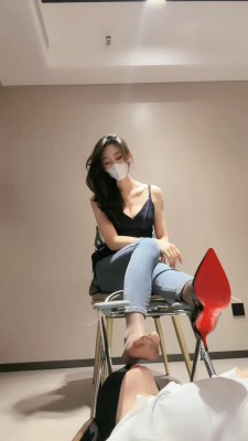 图片[3]_【禾未】灌圣水/高跟踩脚垫/掐乳/藤条抽_HD绳艺资源