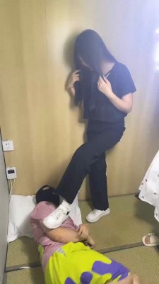【精神小妹】双学生S-日式房间全体重踩踏踢踹_HD绳艺资源
