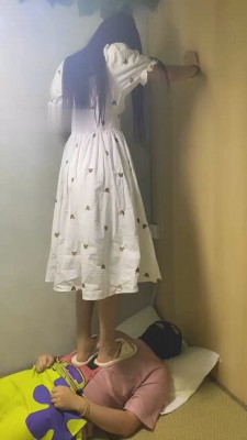 图片[4]_【精神小妹】双学生S-日式房间全体重踩踏踢踹_HD绳艺资源