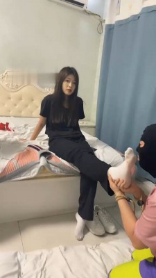 图片[9]_【精神小妹】双学生S-日式房间全体重踩踏踢踹_HD绳艺资源