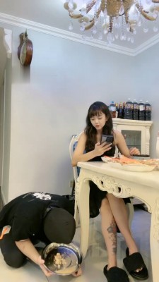 【初见】圈养家奴伺候主人吃饭/被棍棒暴躁_HD绳艺资源