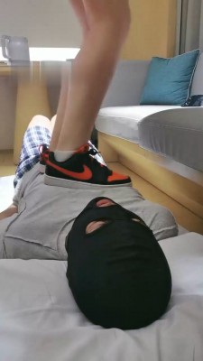 图片[4]_【酒酿丸子】掐乳揪耳朵/运动鞋白袜全体重踩踏_HD绳艺资源