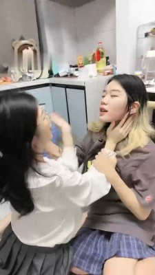 图片[11]_【橙宝】姐妹相互虐-奴下奴-白袜塞嘴/喂圣水/舔脏鞋/骑马/耳光_HD绳艺资源