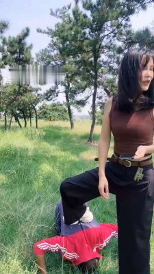 图片[4]_【孤傲女帝】户外调-骑马/高难度挑战踢踹/耳光/提档踩踏_HD绳艺资源