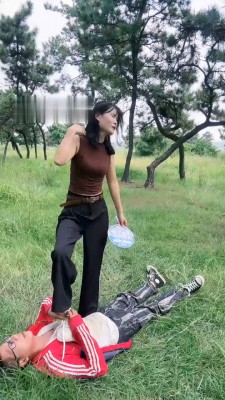 图片[5]_【孤傲女帝】户外调-骑马/高难度挑战踢踹/耳光/提档踩踏_HD绳艺资源