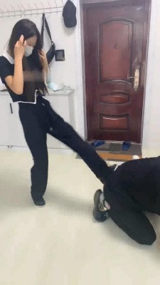 图片[9]_【精神小妹】踩手窒息+花式耳光_HD绳艺资源