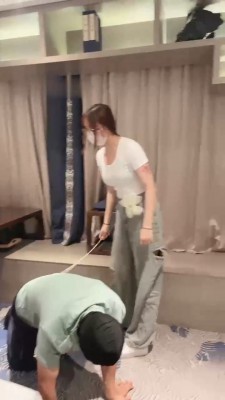 图片[2]_【雯雯】闻舔小白鞋白袜/藤条抽/跪求圣水_HD绳艺资源