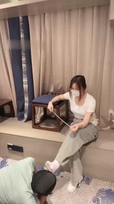 图片[4]_【雯雯】闻舔小白鞋白袜/藤条抽/跪求圣水_HD绳艺资源