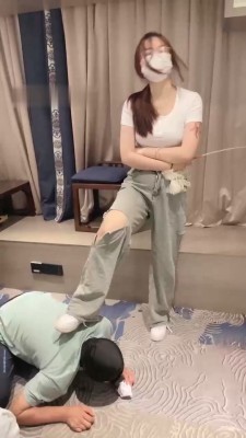 图片[5]_【雯雯】闻舔小白鞋白袜/藤条抽/跪求圣水_HD绳艺资源