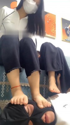 图片[2]_【精神小妹】群调-近距离裸足踩狗_HD绳艺资源