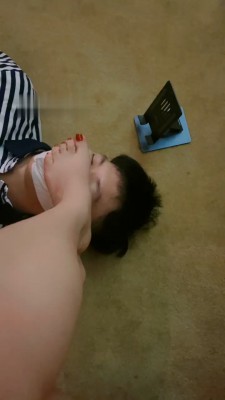 图片[3]_【紫琳】裸足踩脚垫/小白鞋白袜闻舔_HD绳艺资源