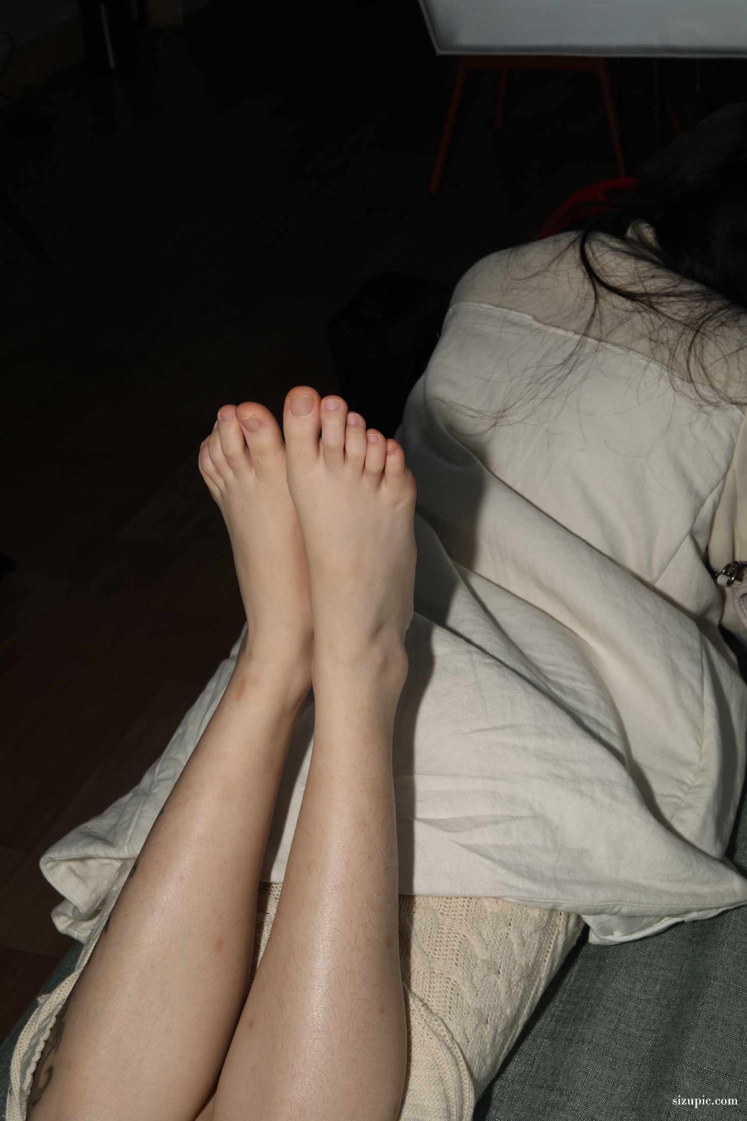[Pary学生模拍]046 大美女琪琪脚底大餐，近距离脚底特写，汗腺清晰可见_HD绳艺资源
