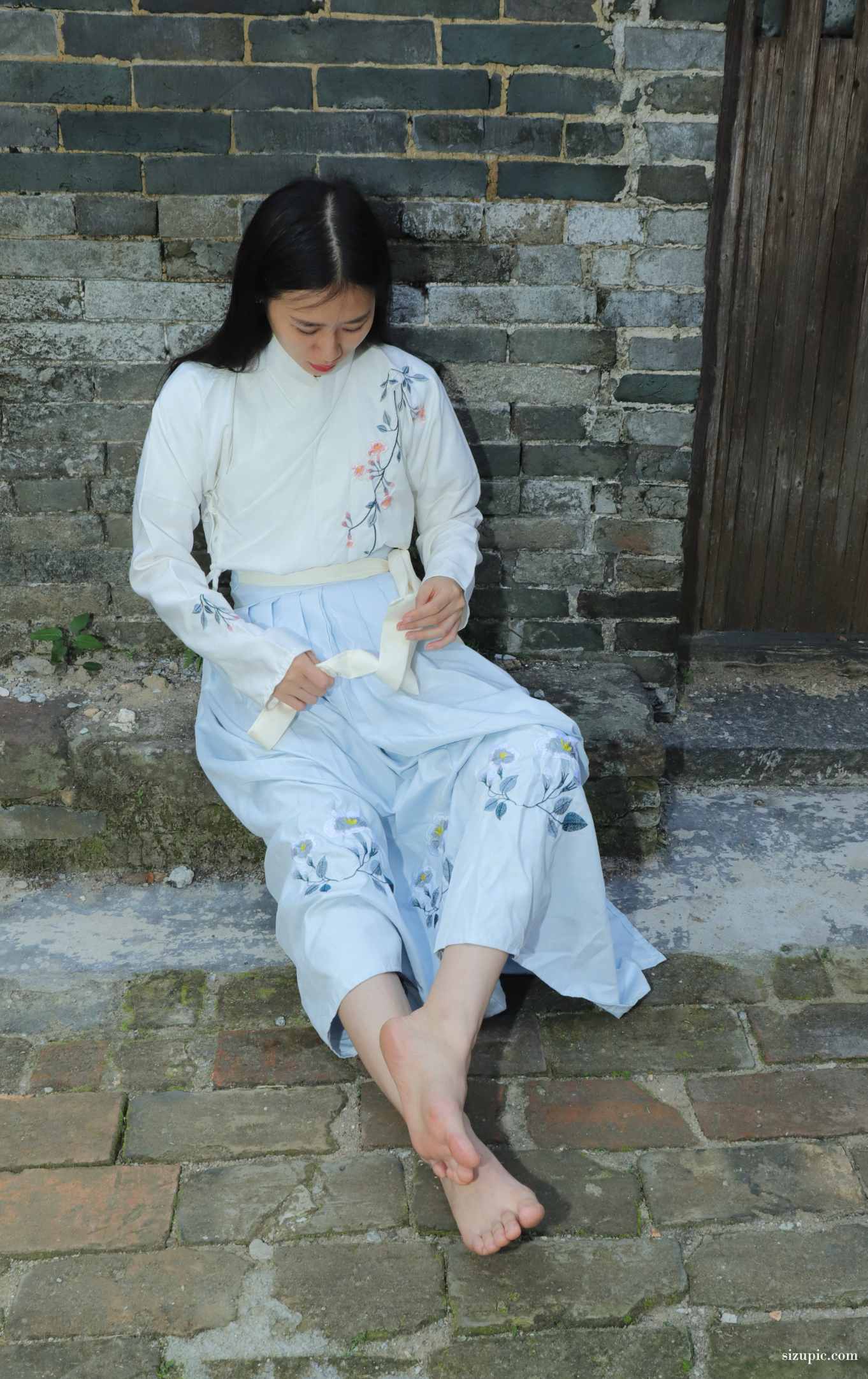[Pary学生模拍]049 极品美女小芳穿上汉服古镇赤脚_HD绳艺资源