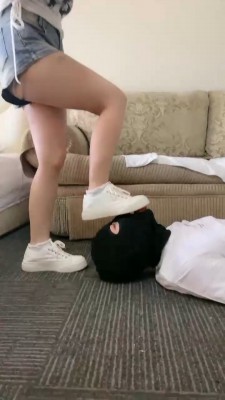 图片[2]_【金桔小主】艺校女神-小白鞋白袜辱/转胯/踩踏喂食_HD绳艺资源