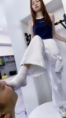 【麋鹿银儿】闻舔高帮匡威原味白袜/踩踏喂食_HD绳艺资源