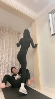 【樱女王】刁蛮女玩弄老板，让老板舔脚，脚丫真美啊！ YC-221007-2
