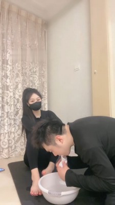 【樱女王】刁蛮女玩弄老板，让老板舔脚，脚丫真美啊！ YC-221007-2